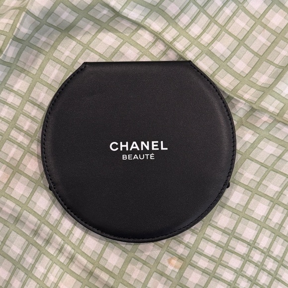 CHANEL Beauty Loyalty Gift Mirror - Picture 3 of 4